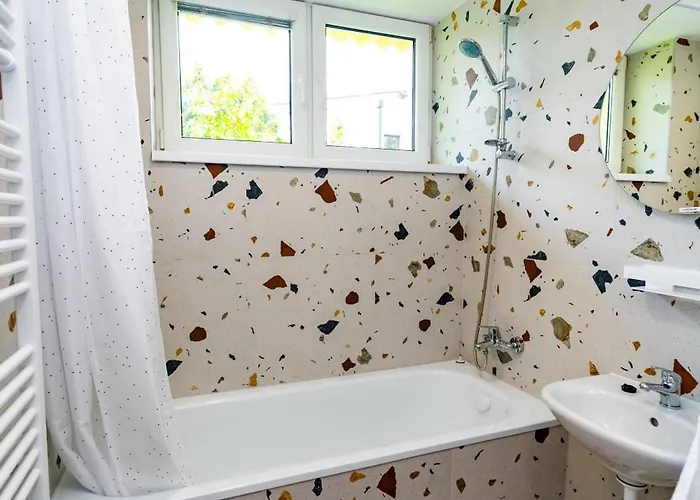 Turisticka Pri Spojenom Skolskom Internate Werferova 10 Gasthuis *